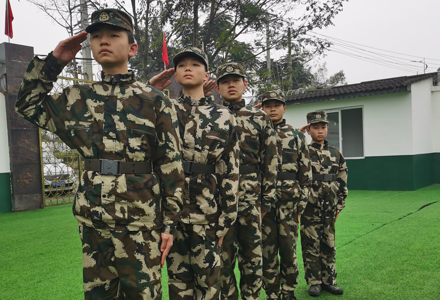 母親送女兒去叛逆學(xué)校經(jīng)歷：重塑成長與挑戰(zhàn)之路