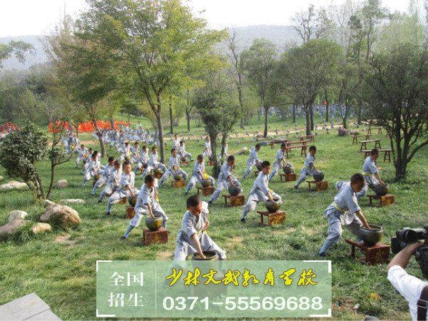 學校開設感恩勵志課程 一起探討什么是感恩 老師給學生介紹人生觀、學習觀、親情觀