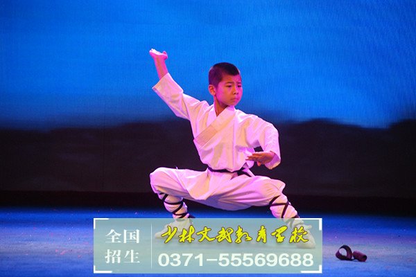 一遍又一遍的嘗試，戰(zhàn)友們一起努力終于割完了一大片