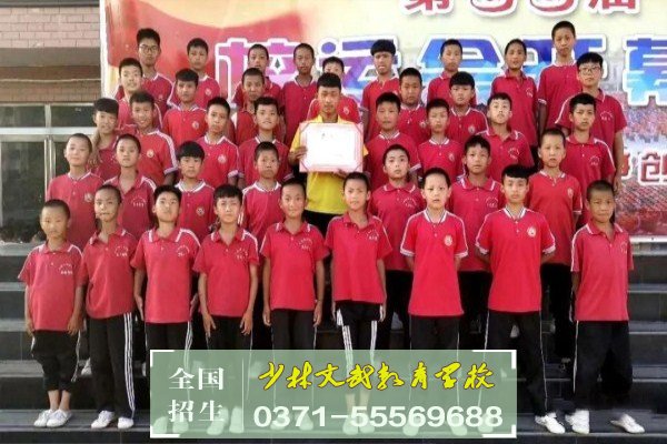 獨立的課堂教師，老師正對性的進行文化輔導